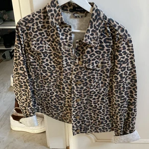 Jeans jacka - Säljer denna jeans jacka i S, knappt använd och säljer för 150+frakt