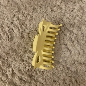 Hårklämma - Stora hårklämma ifrån SHEIN! 39kr +frakt! Aldrig använda endast testat och den håller upp håret väldigt bra🤗