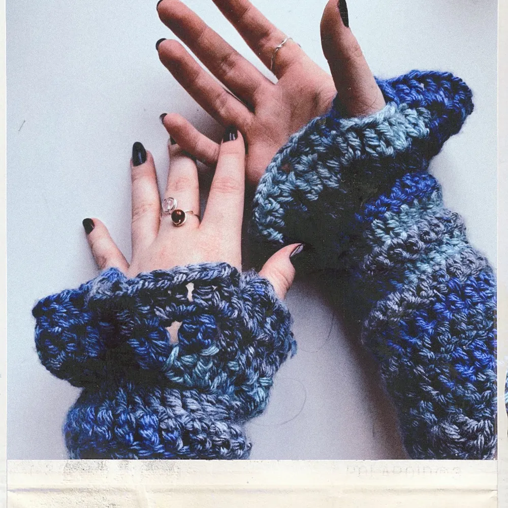 Don’t be so blue! Actually, be. With these wristwarmers. Haha Hand crocheted, one size one color, but can make changes you want.  Contact this ad if you want a custom order.  Can make anything!. Stickat.