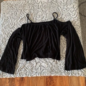 Divided - Svart croptop