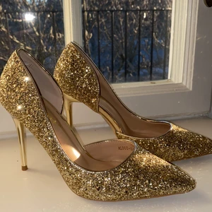 Klackar  - Guldiga spetsiga glitter klackar, helt nya