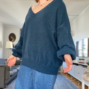 Stickad V-ringad tjocktröja - Köpt på Stockholms stadsmission men bara använd fåtalgånger. Otroligt V-ringad oversized och går över rumpas och har långa armar