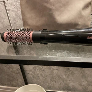 Värmeborste babyliss - Säljer min babyliss värmeborste som knappt är använd för fick en ny av mina föräldrar. Dom tre delarna ingår som ni ser på sista bilen. Den funkar jätte bra❤️‍🩹