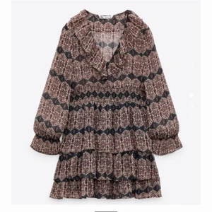 Zara klänning - Så fin klänning från zara som tyvärr är för kort på mig som är ca 170 cm!💗💗 Den är helt slutsåld i alla storlekar! Buda privat. BUD PÅ 320kr + frakt!