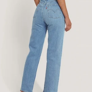 Ribcage levis  - Säljer min Abslout favorit jeans då dom inte passar längre, tajta upp till, raka ben. Perfekta jeansen nu till våren. W26 L30