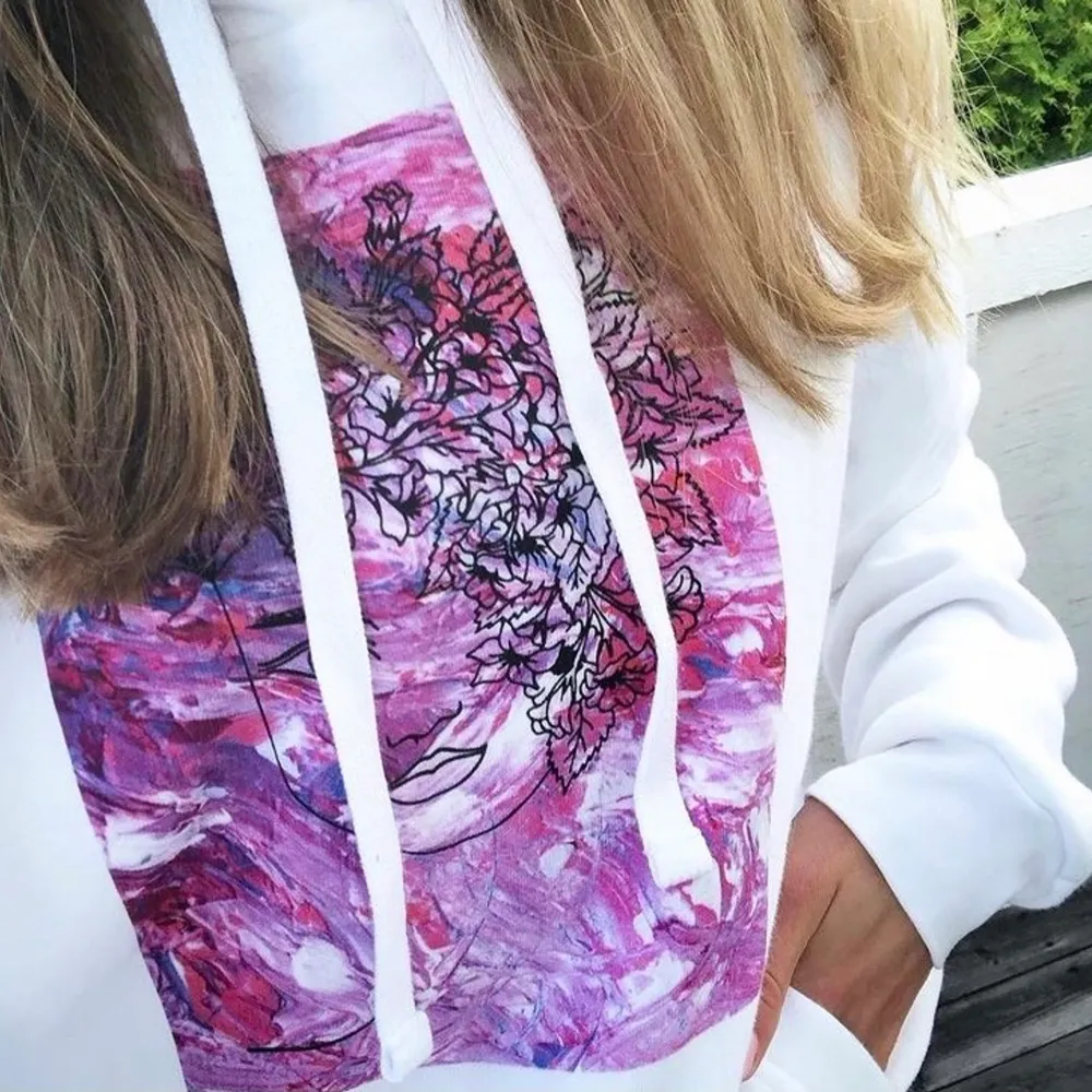 Säljer nu min fina flowergirl hoodie från thecoolelephant eftersom den inte kommer till så mycket användning. Den är i bra skick och bara använd några få gånger. . Hoodies.