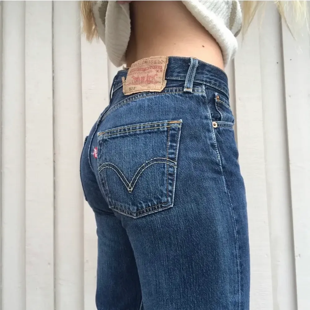 (LÅNADE BILDER)säljer dessa 501 levis jeans för att dem längre inte passar mig, köpt här på plick. Dem är i bra skick hör av er vid mer bilder eller frågor  . Jeans & Byxor.