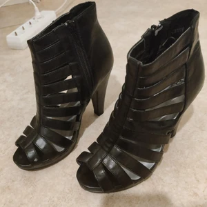 Klackskor  - Ett par jättefina svarta klackskor, inte jätte använda 🙂