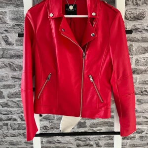 Röd skinnjacka  - Oanvänd, storl 40! 400kr Frakt tillkommer 