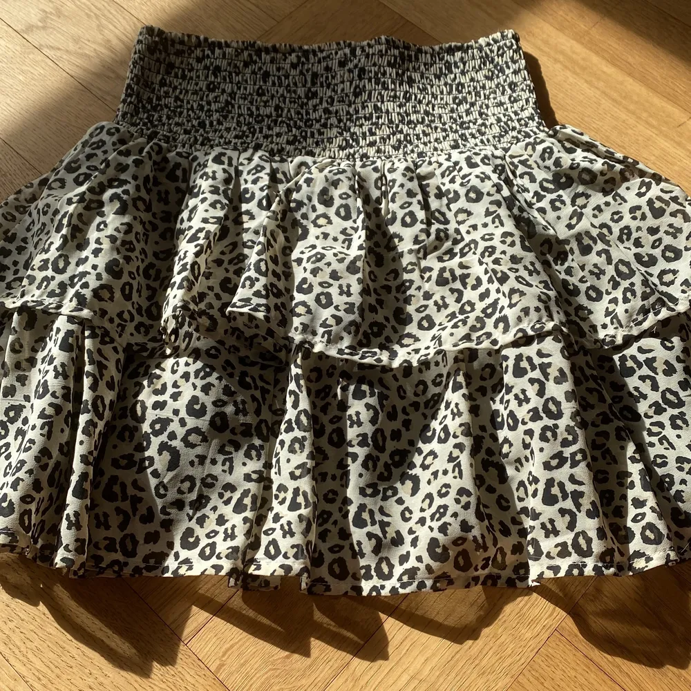 Säljer min finna Kappahl kjol för den tyvärr inte kommer till användning.❤️ Den är slut på hemsidan.🤍 Jag köpte den för 350kr men säljer den för 150kr.❤️ Storleken är 146-152. Men den är ärligt stretchig så den passar bra i midjan och så 🤍 . Kjolar.