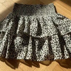 Säljer min finna Kappahl kjol för den tyvärr inte kommer till användning.❤️ Den är slut på hemsidan.🤍 Jag köpte den för 350kr men säljer den för 150kr.❤️ Storleken är 146-152. Men den är ärligt stretchig så den passar bra i midjan och så 🤍 