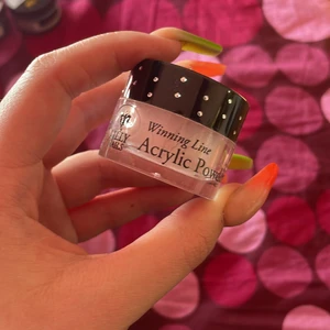 Lilly nails akryl - Lilly nails akryl pulver i namnet ”ivory shimmer” jätte fint men säljer då jag redan har två andra av samma