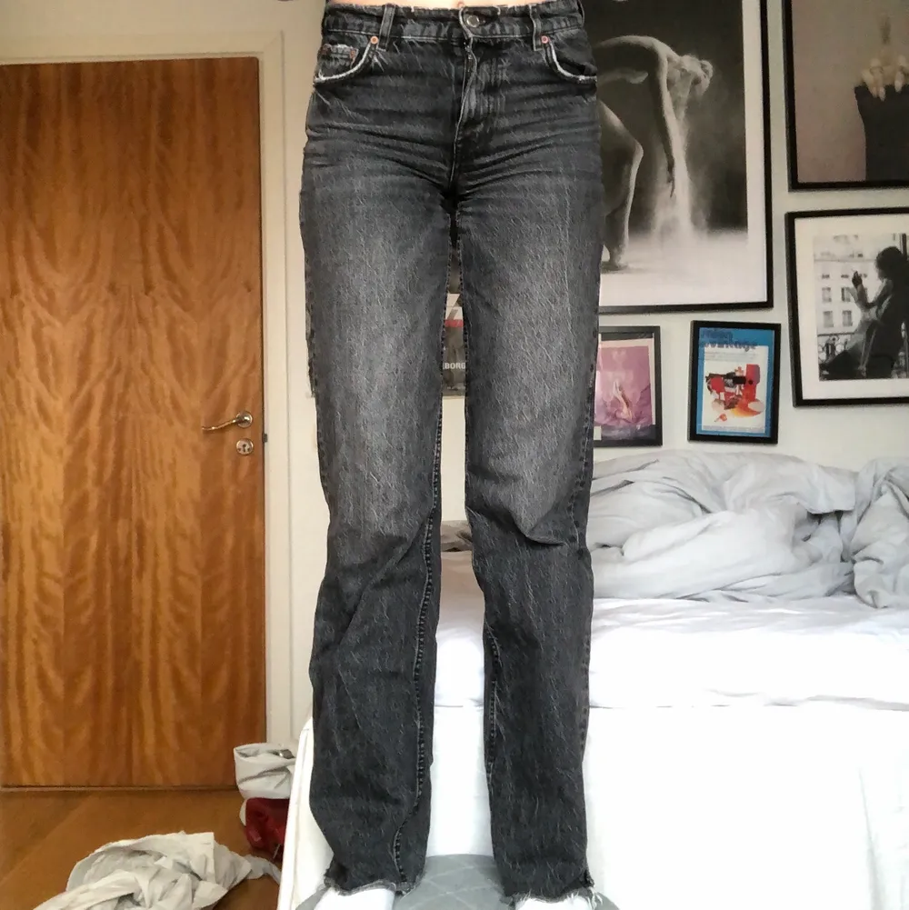 As snygga mest perfekta jeansen!!! Så snygga i längden😍😍 (1,74cm) och jättefin passform👌🏼 Low waist/ mid waist på mig med kort överkropp, köpt på Zara, tyvärr blivit för små för mig... Jeans & Byxor.