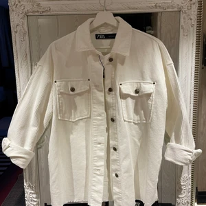 Helt ny och snygg vår/sommarjacka! - Säljer den här snygga jackan från Zara! Aldrig använd💗 köparen står för frakten🍿