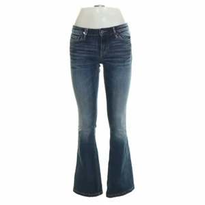  Crocker jeans  - Lågmidjade, bootcut jeans jag köpte på sellpy för ett tag sen men de va alldeles för små :( det står att storleken är w27, men jag som i vanliga fall men de sitter väldigt väldigt tajt på mig tyvärr . Skulle uppskatta de som en xs och mindre!! Är 165 och de är lite långa. 