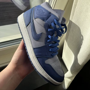 Jordan 1  - Jordan 1 mid iron purple. Storlek 39. Aldrig använda endast testade. Säljer pga fel storlek. Köpt för 1599. Skriv för mer information eller bilder ☺️ buda i annonsen eller köp direkt för 1450