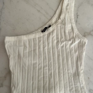 Oneshoulder topp - Oneshoulder topp, aldrig använd, köparen står för frakt
