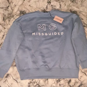Blå sweatshirt  - Säljer min blå sweatshirt från Asos😍 Prövad en gång men och säljes pga för stor. Köptes för 300kr frakt ingår inte❤️