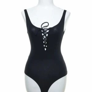 Body med snörning  - Skön stretchig body med snörning från bikbok🌟 lite lägre i ryggen. Passar xs-s