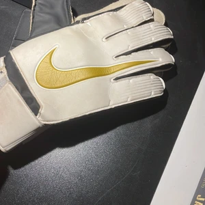 Nike gulda målvakthandskar - Jätte lite använda 