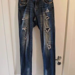 Mjuka jeans - Bekväma jeans med stretch och slitningar. Slitningarna är ej genomgående och har lappar på insidan.