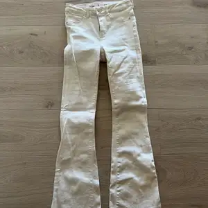 Fina vita jeans, använd fåtal gånger, säljs för dom är en aningens för småa:( 250kr 