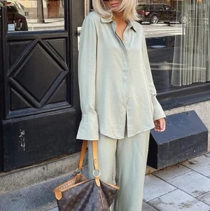 Set från nakd - Säljer settet som Lojsan Wallin har på första bilden, sååå skönt material och väldigt fin färg! 💚🧸 köp hela settet för 500kr eller byxorna för 250kr och skjortan för 300kr!