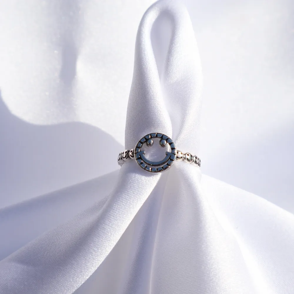 En super fin ring i 925 sterling silver😊 ringen är justerbar och passar därför vem som helt. Frakten är 15kr . Accessoarer.
