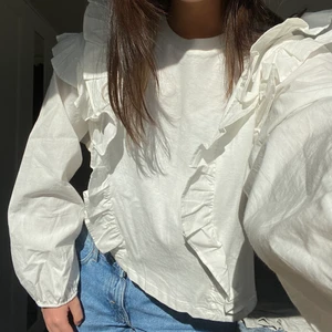 BERSKA TOPP - Halloj! Säljer denhär supersöta toppen/blusen som är perfekt nu till våren och sommaren! Den är den Bershka i storlek M, skulle säga att den passar XS-M beroende på hur man vill att den ska sitta. Säljer då den inte riktigt passar mig i smaken mer. Hör av er vid intresse!❤️❤️