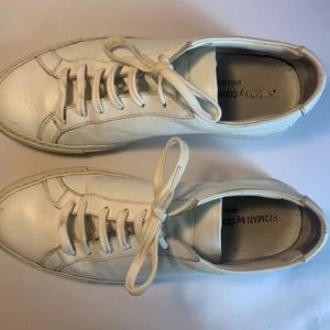 Common projects skor - Skor från common projects i storlek 37 (EU). Skriv för fler bilder. Använda en del men ganska bra skick. Originalpris 3599kr