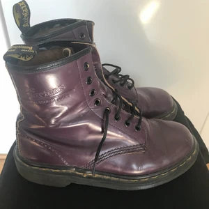 Lila Dr Martens  - Super fina lila dr martens i sparsamt skick, lite stötta på tårna. Super fina invändigt.står nr 5 i.  Frakt tillkommer 