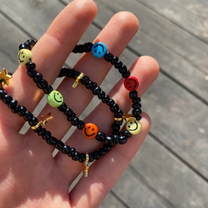 Armband med coola detaljer🌻 - Två olika armband som jag har gjort själv!🌻Passar så bra till det mesta. Jag har även stjärnarmband fast med silvriga stjärnor. Tråden är elastisk och passar därför alla. Hör av dig om du har mer frågor. 1 för 40 kr, 2 för 70 kr. ⚡️FRAKTEN ÄR GRATIS!⚡️