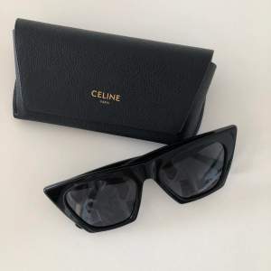 Celine Edge solglasögon 💓💕💞 sparsamt använda! Inga synliga skrap el andra defekter ✨ Priset kan diskuteras vid smidig och snabb affär 💖 Obs har dessvärre inget kvitto/äkthetsbevis på dem! Fodral medföljer.