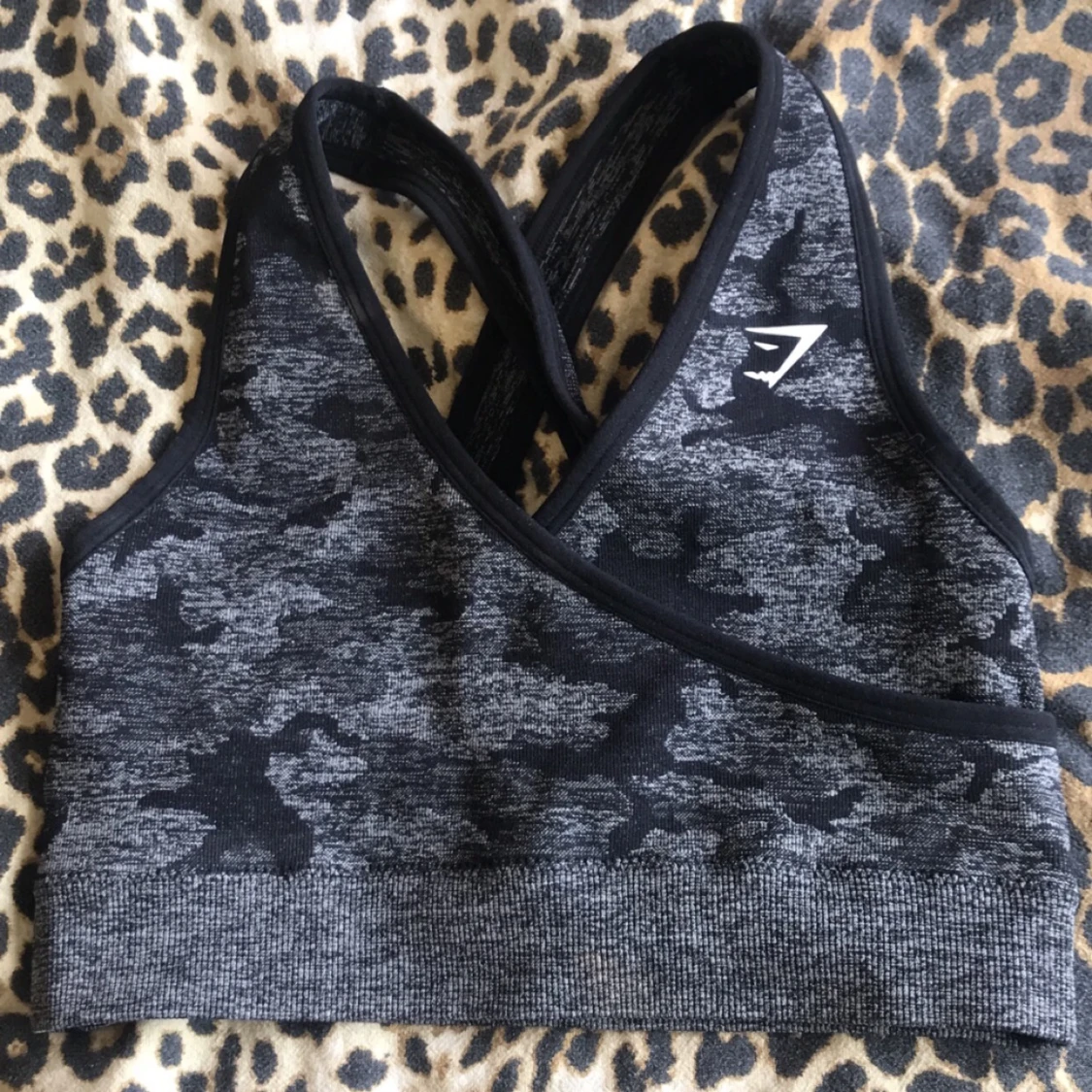 Gymshark topp strl S, 150kr. 
