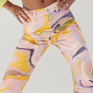 Zara Printed swirl jeans - Finns kvar! Helt nya och oanvända! Superfina och färgglada :) Knappar vid gylfen som på levi’s 501, ej dragkedja. Midjemått: 36cm Innerbenslängd: 82cm   Nypris: 399kr Prislappen sitter kvar!