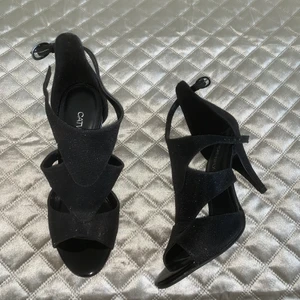 Svarta klackskor - Säljer dessa svarta klackskor,helt nya och aldfig använt dem.