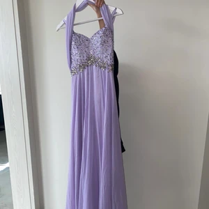 Klänning - Säljer min lila klänning som jag inte har någon använder av längre. Det är storlek S men passar mig som använder XS