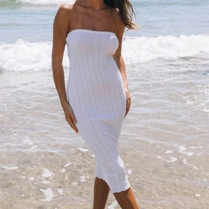 Klänning svart  - Säljer denna klänning från Sndys i svart med prislapp kvar! Säljer då den var för liten för mig.