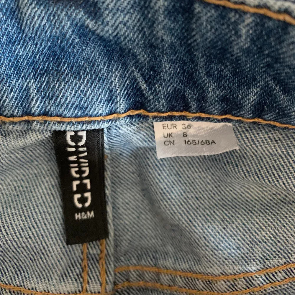 Säljer dessa fina vida Hm jeans för att de är för korta för mig (jag är 1,75). De är använda men bra skick, storlek 36 💗 50 kr + frakt. Jeans & Byxor.