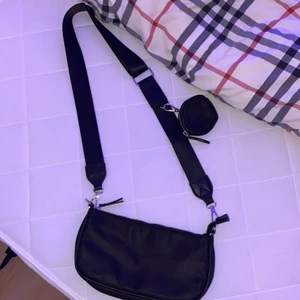Väska - En super fin väska som tyvärr inte går till andvändning som ja nu säljer, köpte den på lindex för 599kr och säljer den för 150kr inga skador eller liknade på väskan tveka inte för att höra av dig kan tänka mig gå ner i pis vid snabb affär.