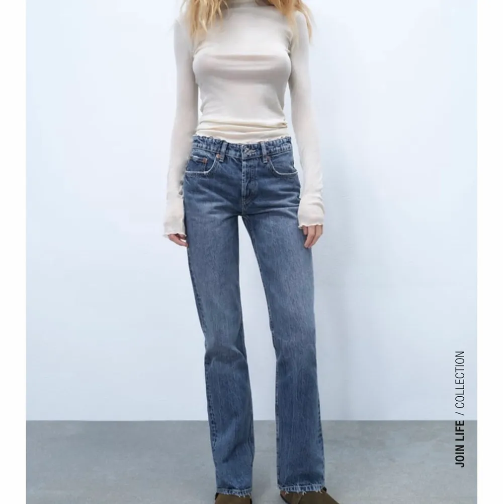 Min trendiga mörk blå zara jeans midwaist str S som jag pga att dom inte används. ny pris 399kr. Budgivningen från 200kr Skriv till mig för flera personliga bilder.💕. Jeans & Byxor.