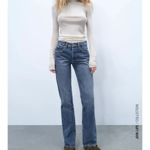 Zara mid Straight - Min trendiga mörk blå zara jeans midwaist str S som jag pga att dom inte används. ny pris 399kr. Budgivningen från 200kr Skriv till mig för flera personliga bilder.💕