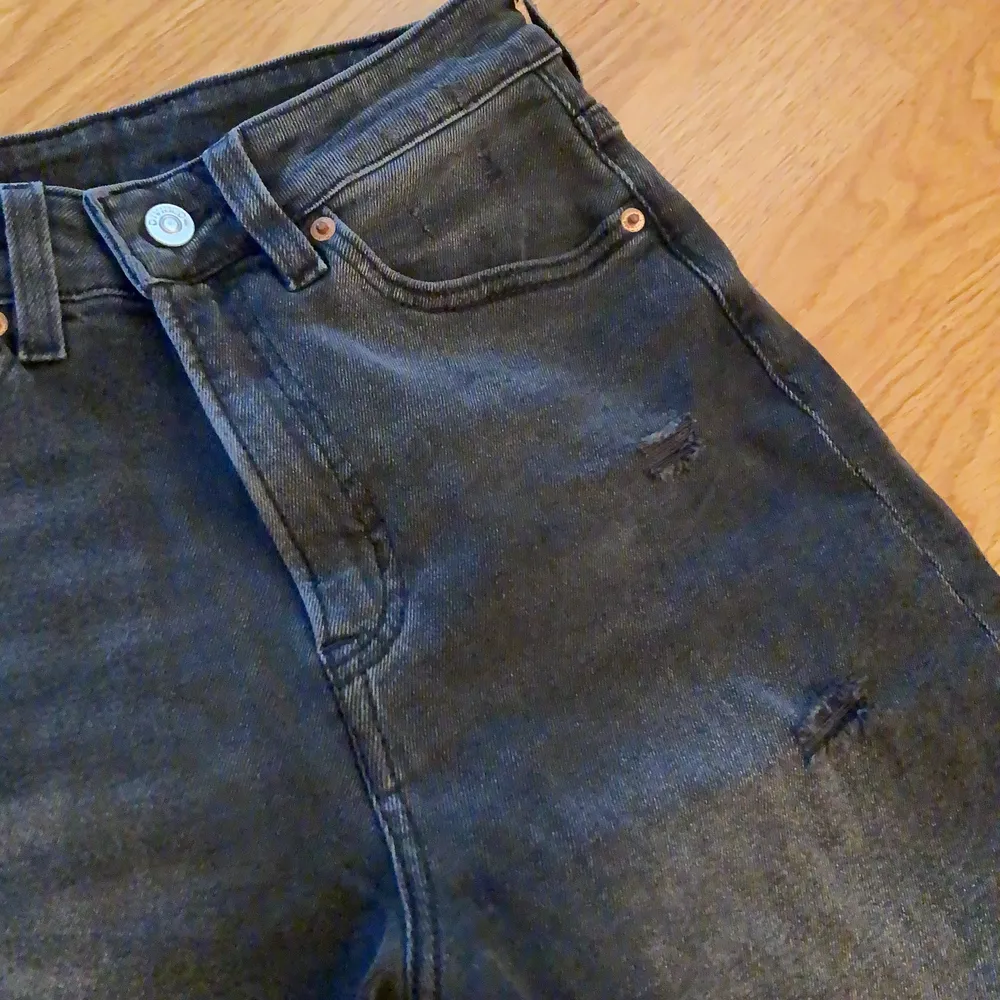 mom jeans från h&m med snygga slitningar. storlek 34 i fint skick. vid köp av 2 eller fler par jeans får du rabatt. möter upp i stockholm, annars står köparen för frakten <3. Jeans & Byxor.