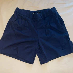 Finare shorts - Ett par marinblå shorts i storlek M men stretchiga så skulle gissa att dom även passar L. Köpta på lager 157. aldrig använda. Fickor fram. Fler mått och bilder kan fixas om det önskas. Nyskick och passar perfekt till fest eller varma sommardagar. Skickar efter köparens önskemål🥰
