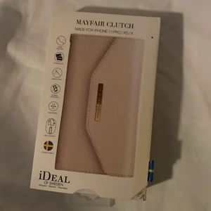 Ideal of sweden  - Säljer ett beige rosa mobil fodral med korthållare på insidan, du får även med ett svart magnetiskt mobil skal som tillhör fodralet. Säljer det för jag tog till fel telfon. Kom privat för fler bilder. 