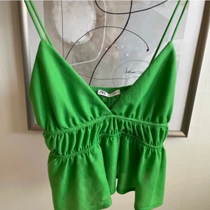 Grön zara topp - Grön topp från zara med volang, storlek XS men väldigt stretchig så passar S också💕 Prislapp och allt är kvar, aldrig använd. (inte mina bilder)