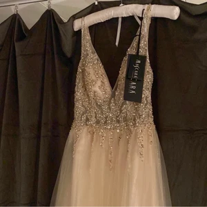 Balklänning - Oanvänd balklänning ifrån märket ”mascara”. Köptes för 2 år sedan men balen blev inställd. Köptes för 3000kr