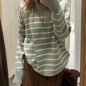 Brandy Melville tröja  - Endast använd en gång Brandy Melville tröja  i one size men skulle säga S/M.