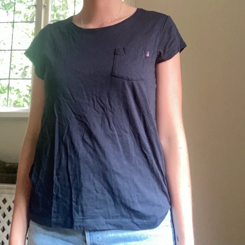 Marinblå t-shirt från lexington. Knappt använd och väldigt skön! Material: 50% bomull 50% modal. T-shirts.