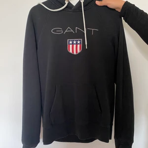 Gant hoodie, strl M - Gant Hoodie, köpt den för ca 1 år sedan och är i väldigt skick, Inga defekter. Använt endast ett fåtal gånger. St M men passar väldigt bra för S och L. Nypris 550kr.